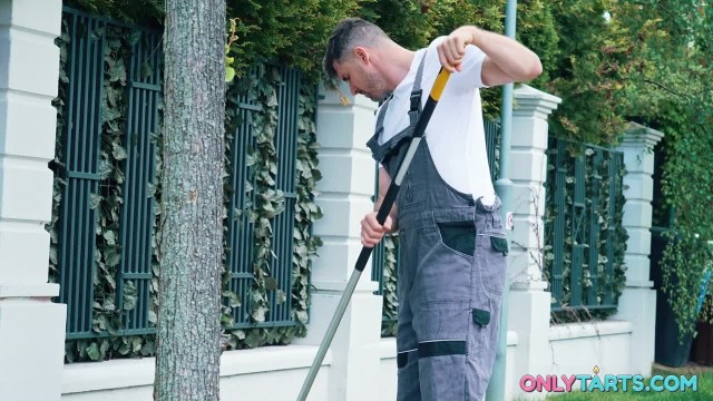 Превью Красивыми сиськами блондинка мужика заманила на секс № 44686