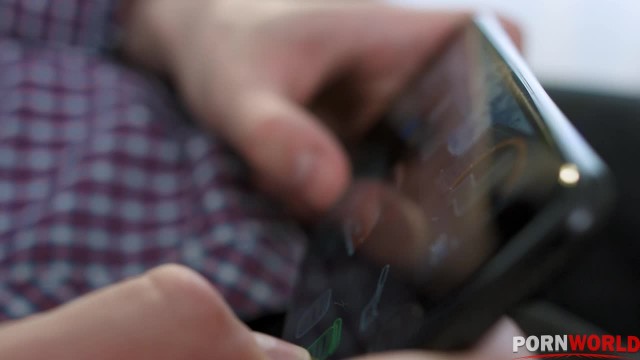 Превью Милые девушки смогли уговорить скромного парня на тройничок № 44705