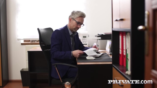 Превью Молодая развратница прокатилась на члене богатого мужика № 44715