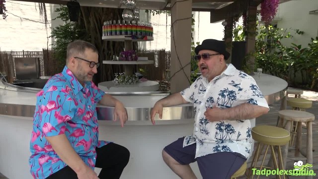 Превью Молодая девица ублажает члены старых мужиков на камеру № 44746