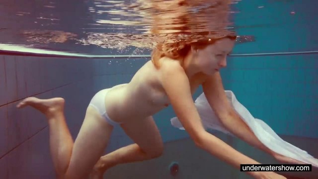 Превью Молодая блондинка в бассейне показала сиськи с торчащими сосками № 6038